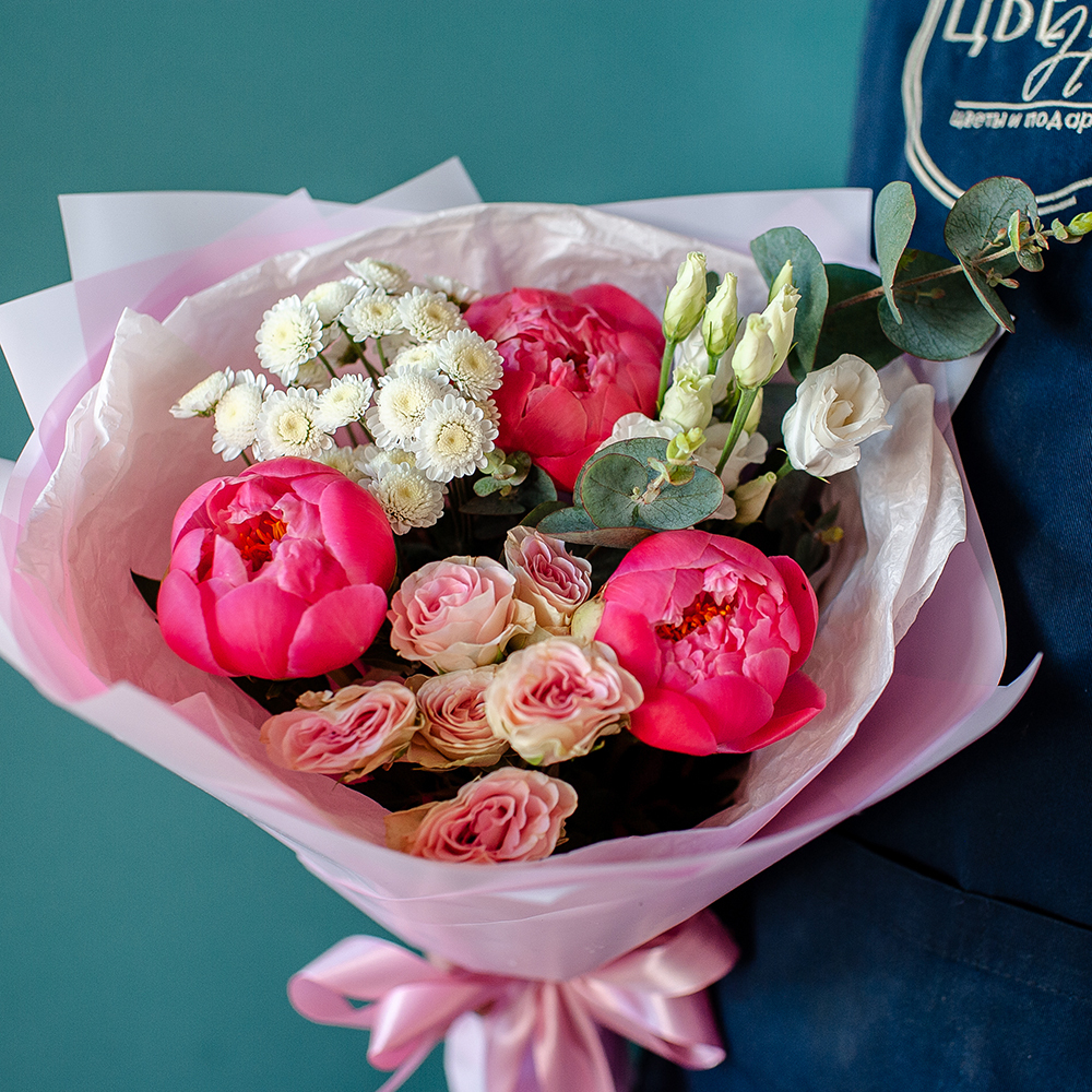 Сборный букет с пионами корал шарм