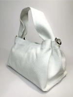 Женская сумка из натуральной кожи белого цвета