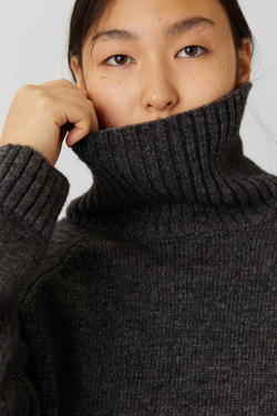 Свитер с горлом из шерсти темно-серого цвета