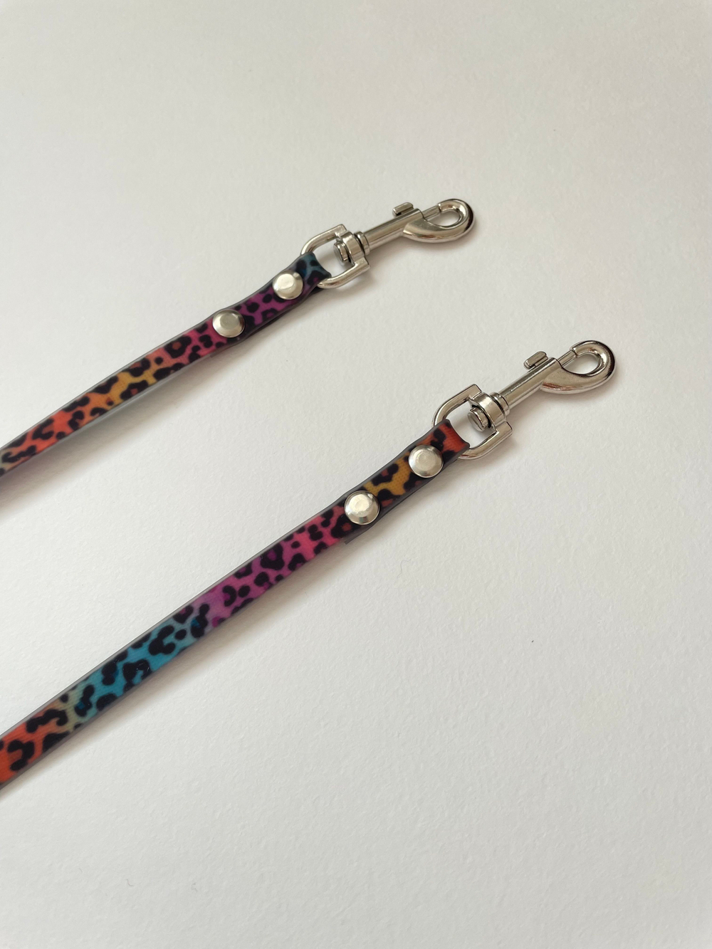 Сворка для мелких пород из Биотана на вертлюге , 10 мм, 50 см лелпард цветной