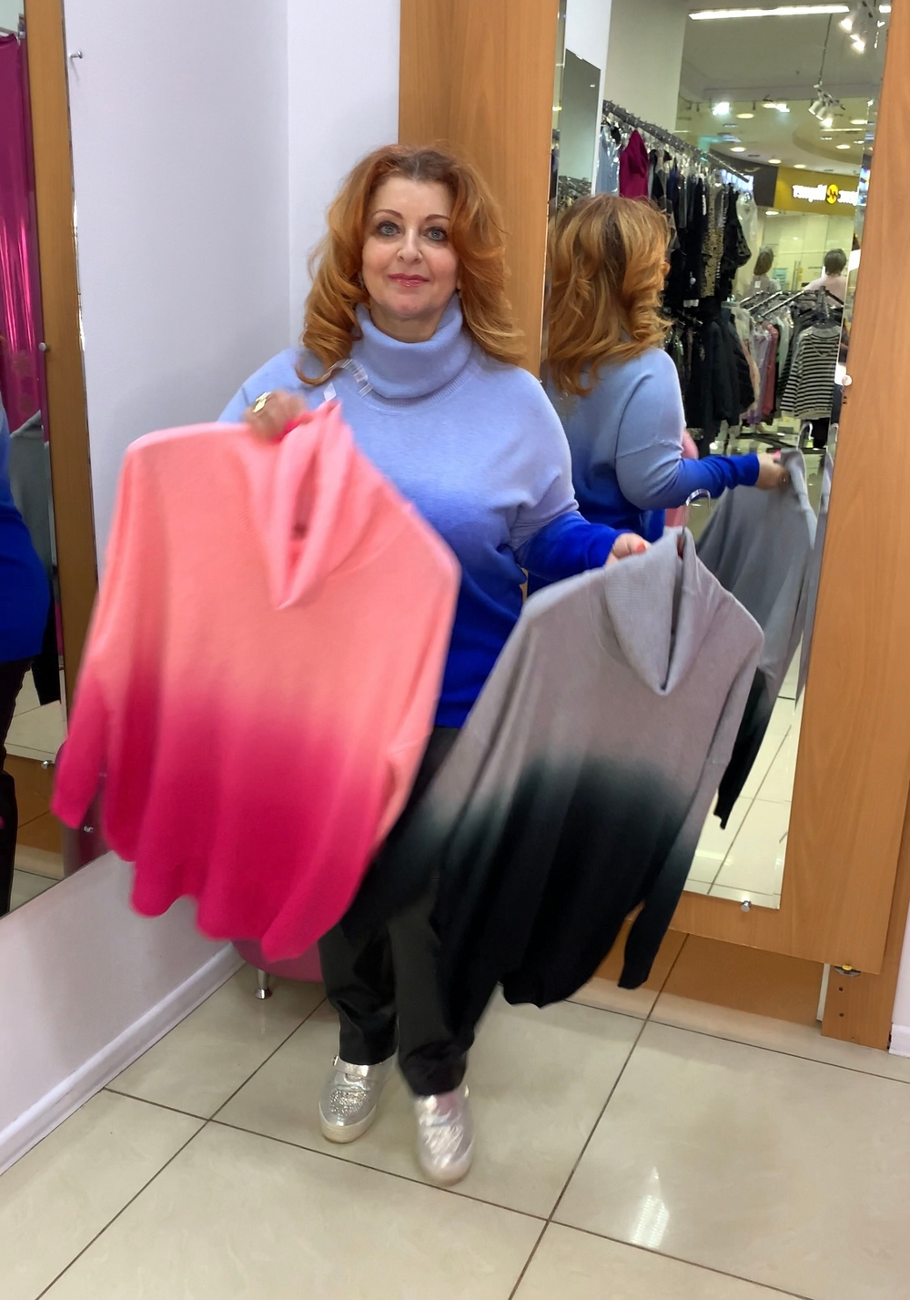 Тонкий свитер с переходом цвета.