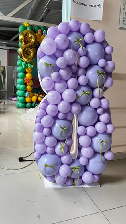 Цифра 8 каркасная с шарами