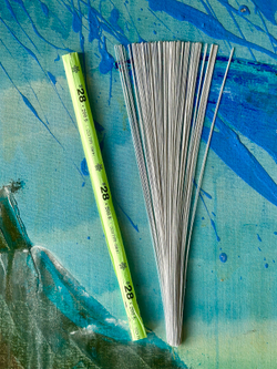 Проволока длинная японская формат U в зеленой упаковке № 28 Белая, длина 72 см согнута пополам, 100 штук.