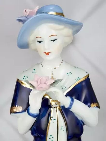 Фарфоровая статуэтка "Девушка" YW-33655