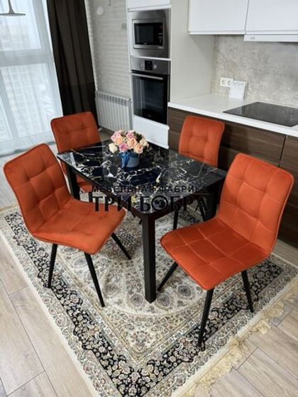 Стеклянный раздвижной стол "Черный мрамор" и стулья "ГУЧИ" оранжевый