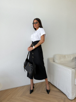 Платье с разрезом и пуговицами спереди