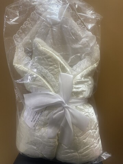 Одеяло атласное на выписку с летной в комплекте с 9 предметами на меху, бежевое