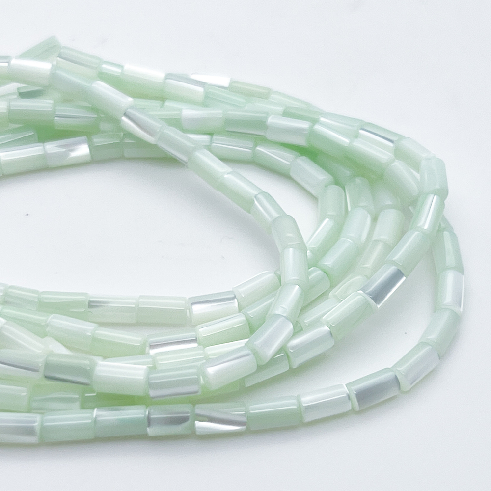 Перламутр тонированный, цвет мятный, размер около 5*2,8 мм, цена за отрезок 36-37 шт (1/2 нити)