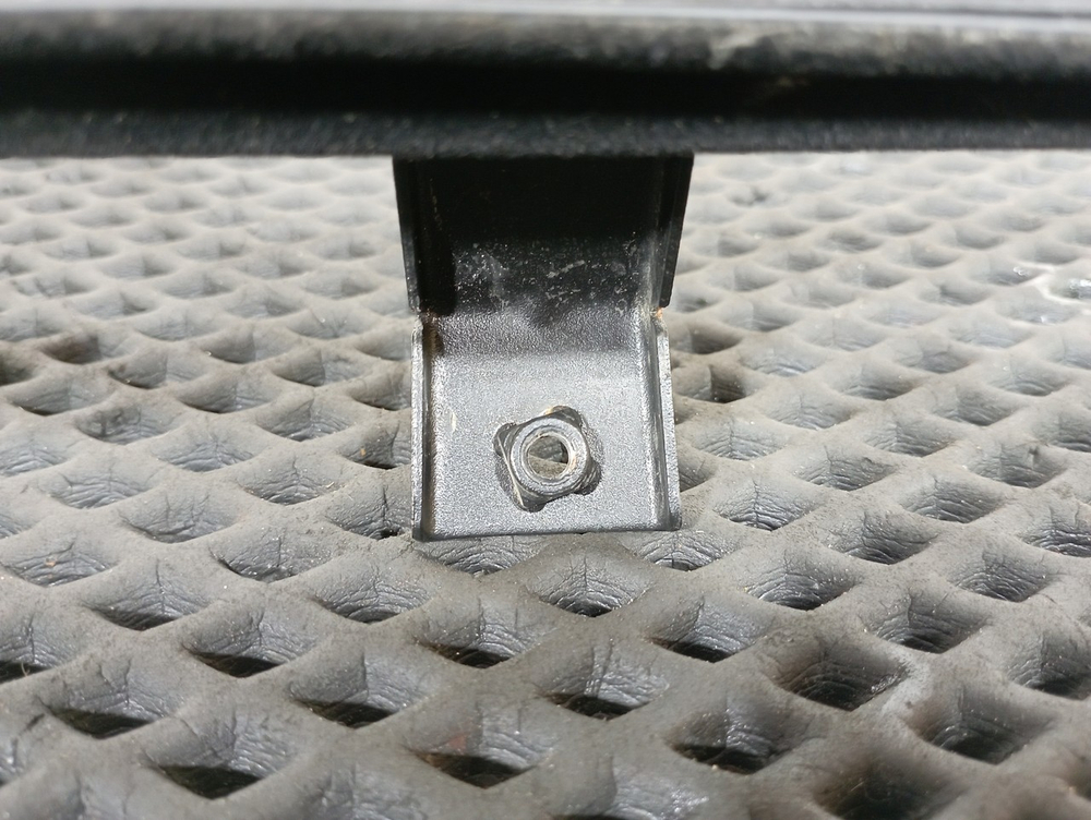 Направляющая стекла двери левой 2023г