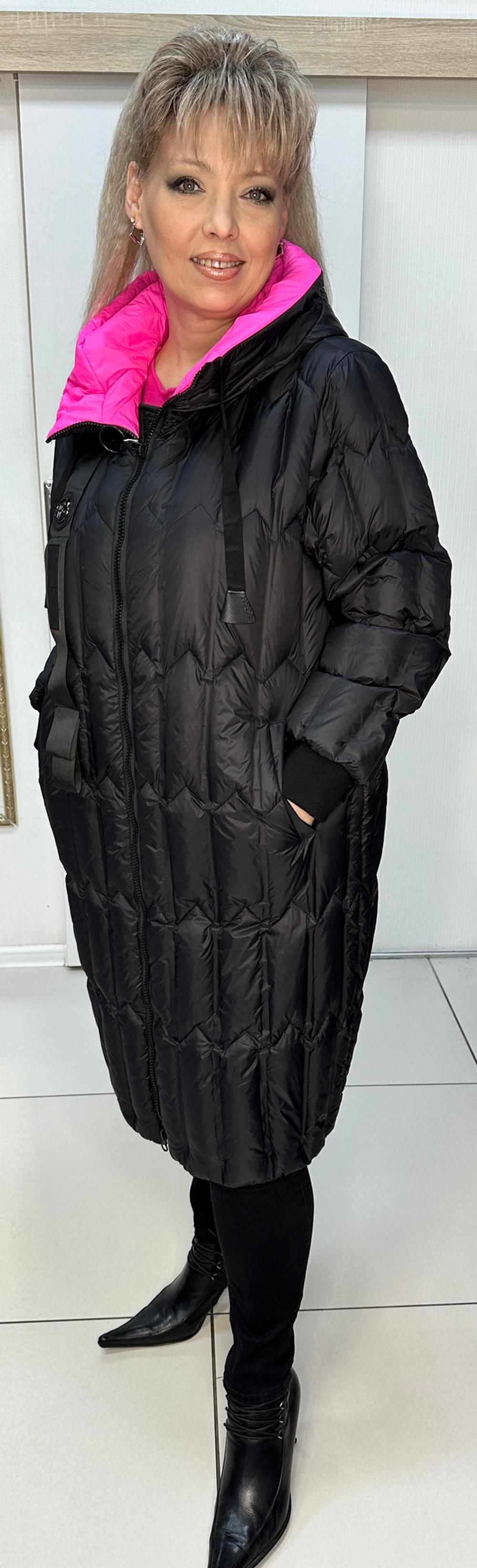 Зимнее черное пальто на пуху с отделкой фуксия