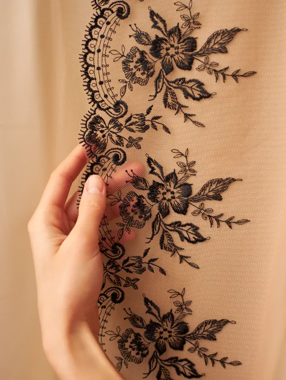 05-73 Вышивка на неэл. сетке 18 см, бежевый/черный (правая)