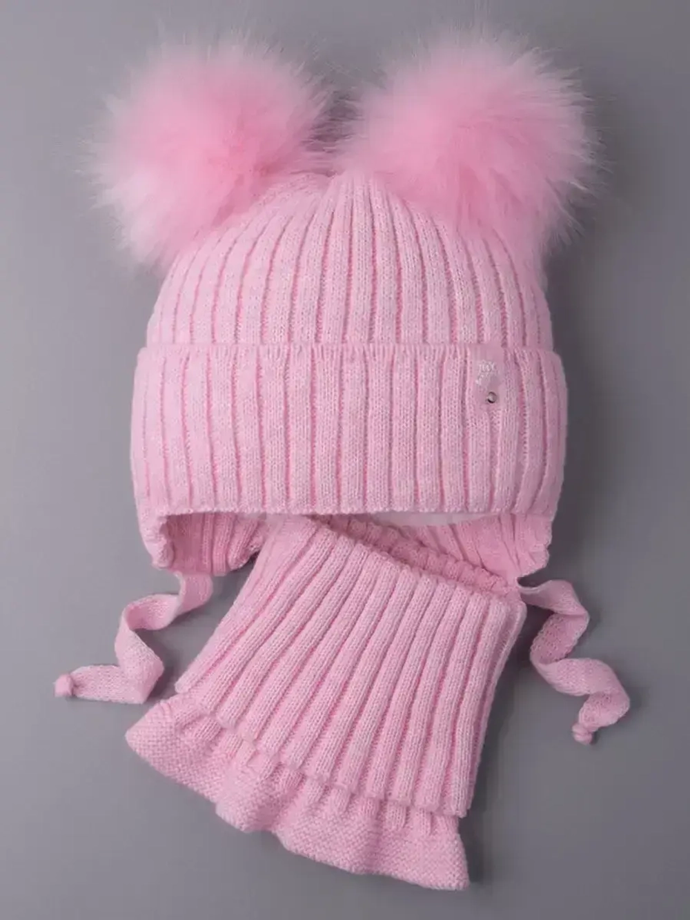 Шапка зимняя детская с помпонами и манишка