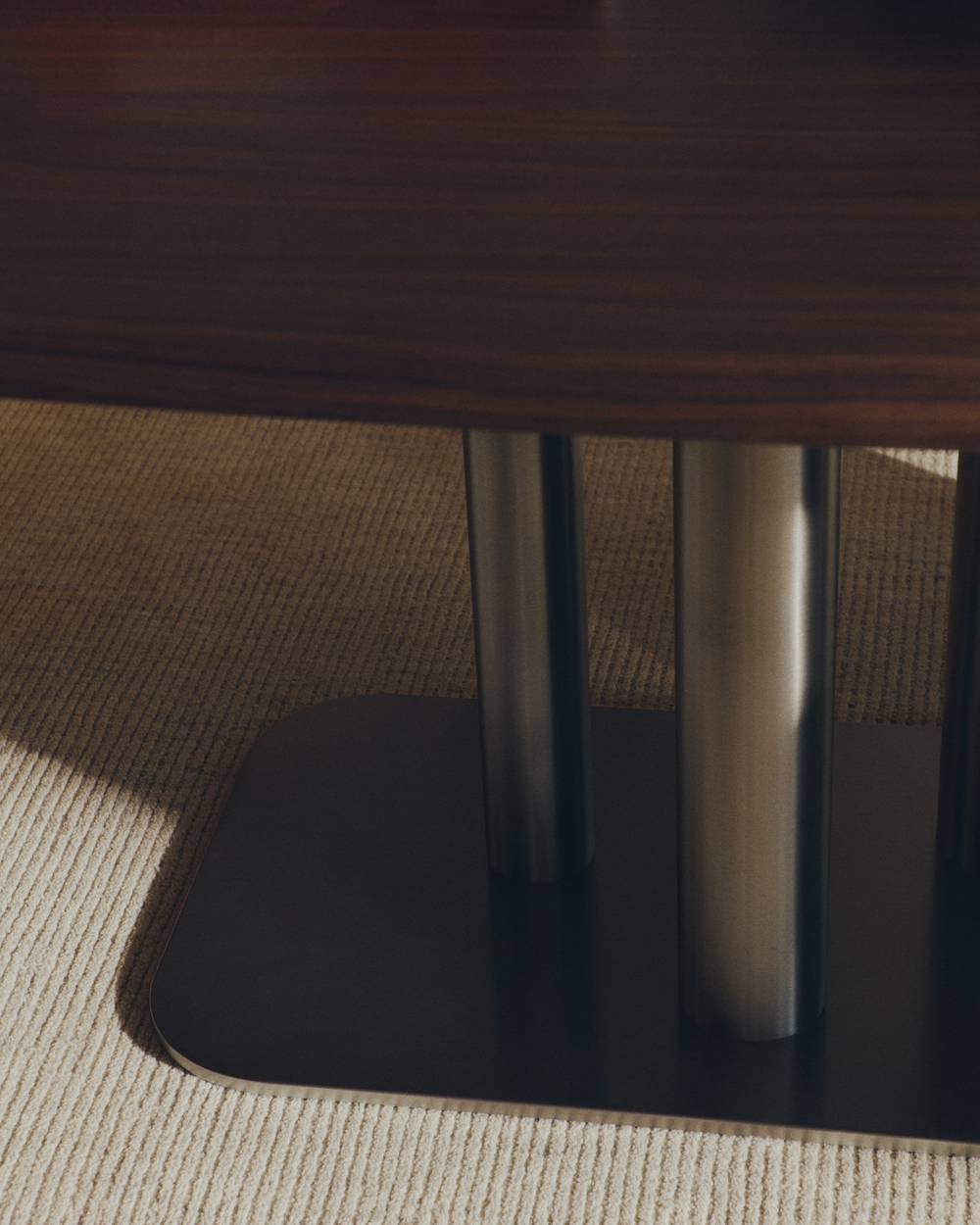 Стол Melvar из орехового шпона с основанием из матовой нержавеющей стали 220 x 110