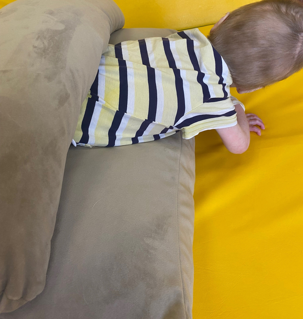 Наклонная подушка с валиком