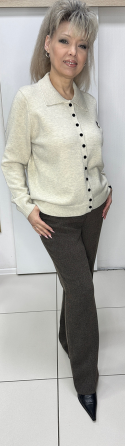 Светлый жакет на черных пуговках