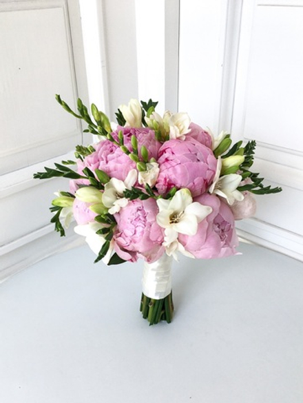 Свадебный букет из пионов и фрезии