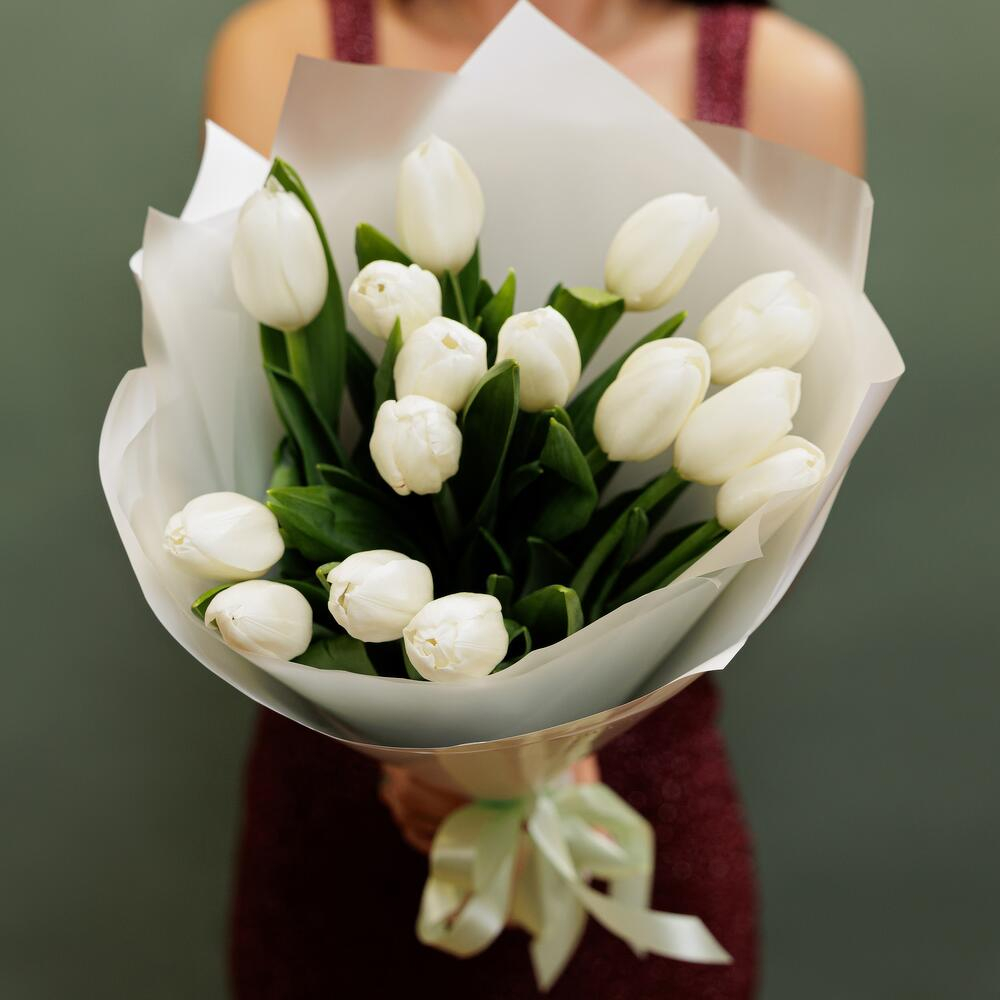 Букет из 15 белых тюльпанов в белом оформлении