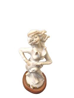 Статуэтка "Девушка с шляпой" Capodimonte