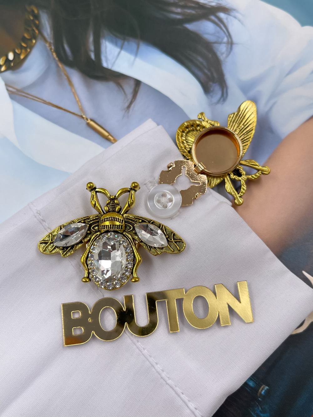 Накладка на пуговицу золотистая бронза "Жук" с прозрачными стразами