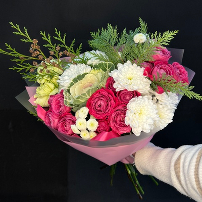 Букет из кустовых роз, хризантемы и брассики