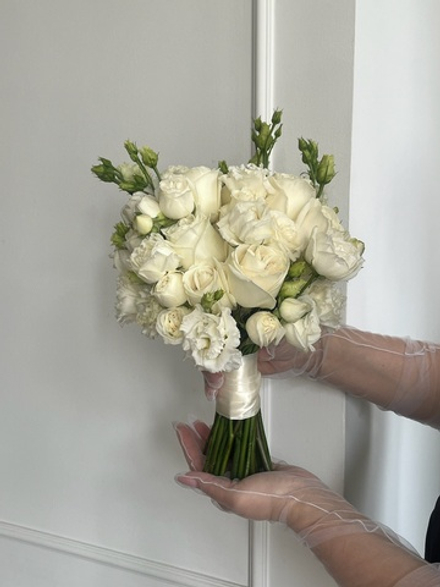 Свадебный букет из лизиантуса, кустовых пионовидных и одноголовых роз