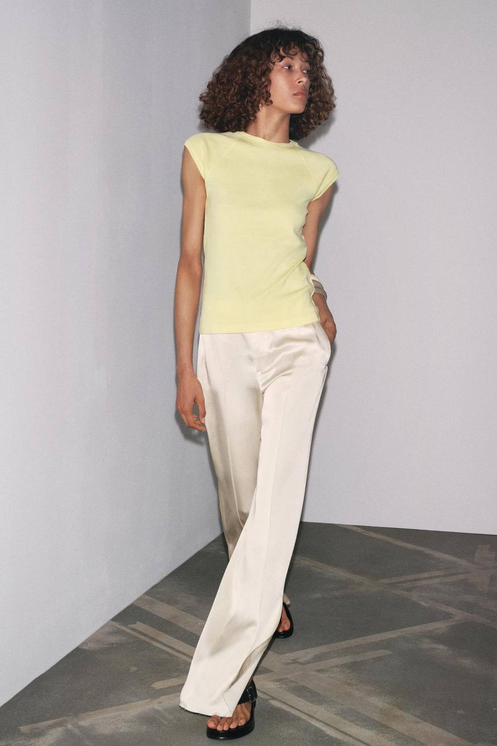 ZARA ФУТБОЛКА ИЗ ХЛОПКА С ЭФФЕКТОМ ПОТЕРТОСТИ, ЖЕЛТЫЙ