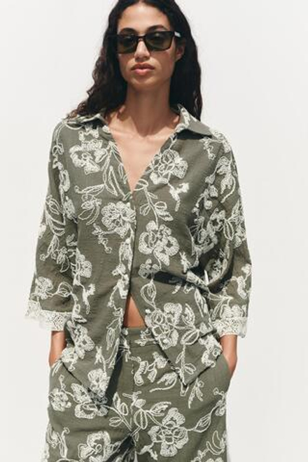 ZARA РУБАШКА С ВЫШИВКОЙ И ДЕТАЛЯМИ ИЗ ГИПЮРА НА РУКАВАХ, ЭКРЮ/ХАКИ