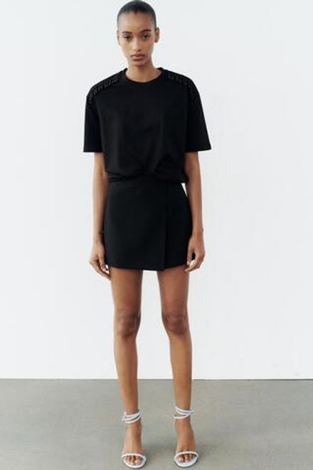 ZARA ФУТБОЛКА СО СТРАЗАМИ НА ПЛЕЧАХ, ЧЕРНЫЙ