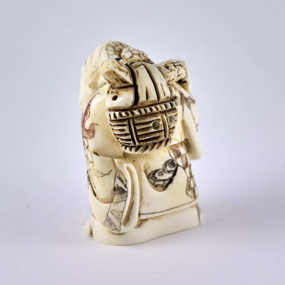 Нэцкэ Дзюродзин с корзиной рыбы через плечо