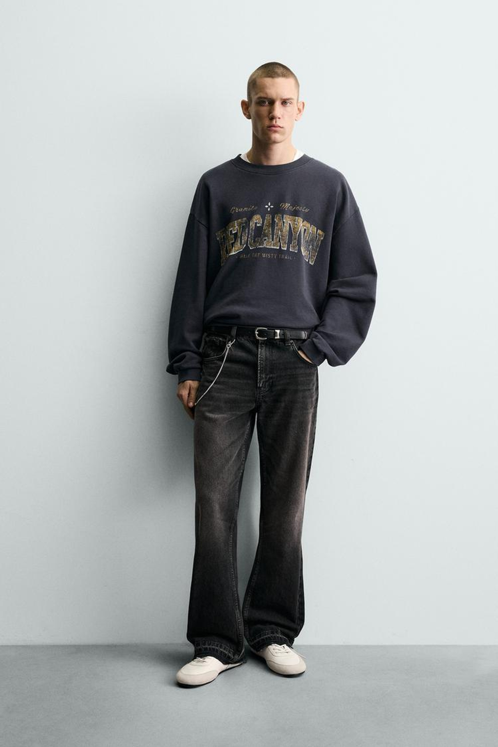 ZARA ТОЛСТОВКА С ЭФФЕКТОМ ПОТЕРТОСТИ И НАДПИСЬЮ, МОРСКОЙ СИНИЙ