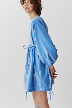 Платье на запах с широкими рукавами длины мини из голубого бархата