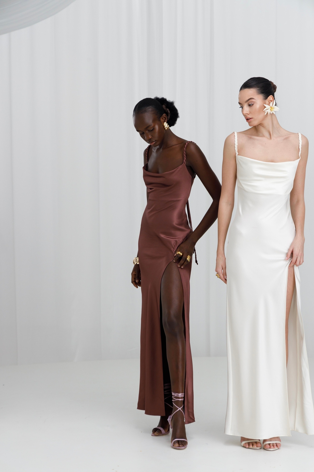 Платье с разрезом Косы