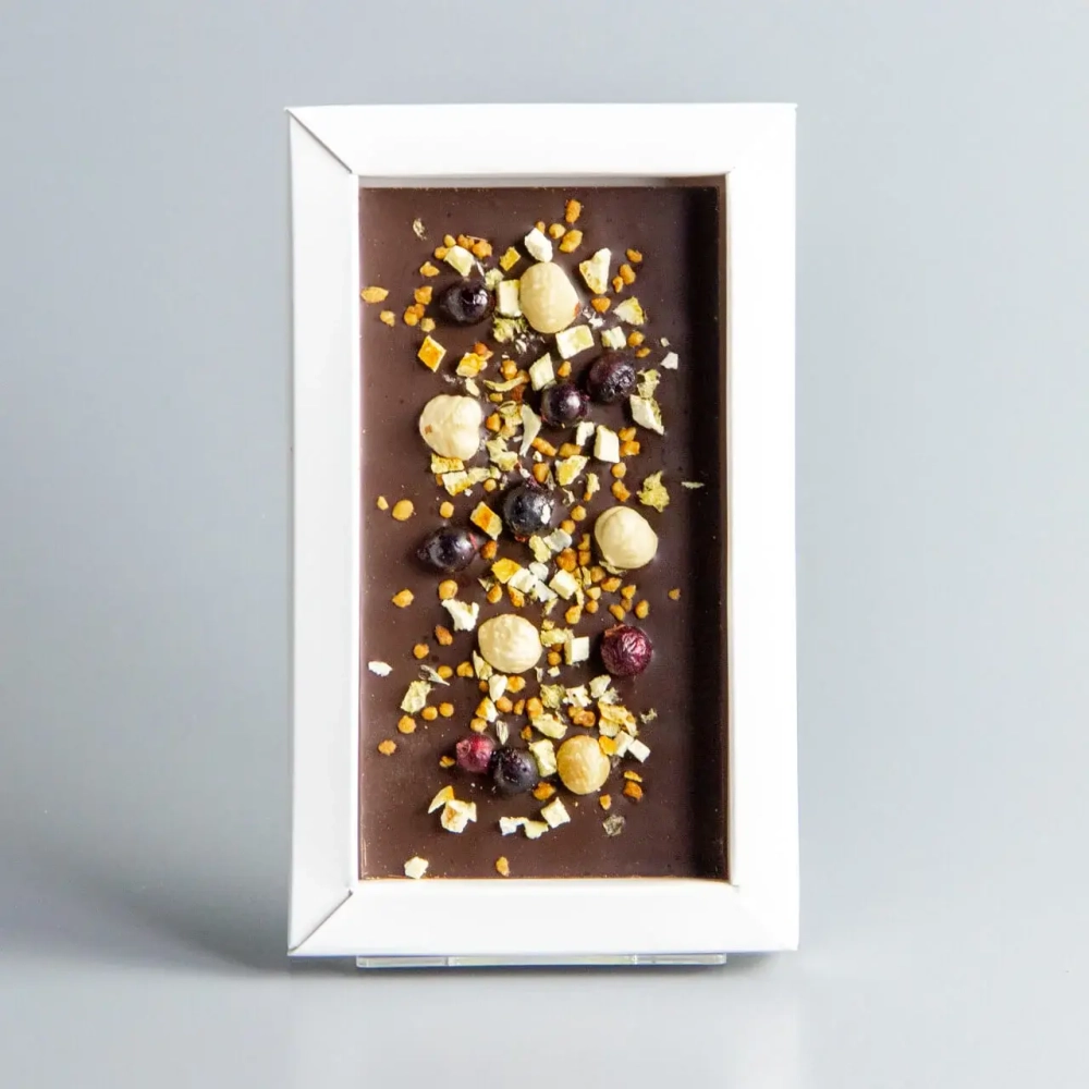 ТЁМНЫЙ ШОКОЛАД С АПЕЛЬСИНОМ, ЧЁРНОЙ СМОРОДИНОЙ, ФУНДУКОМ И КАРАМЕЛИЗИРОВАННЫМ ФУНДУКОМ