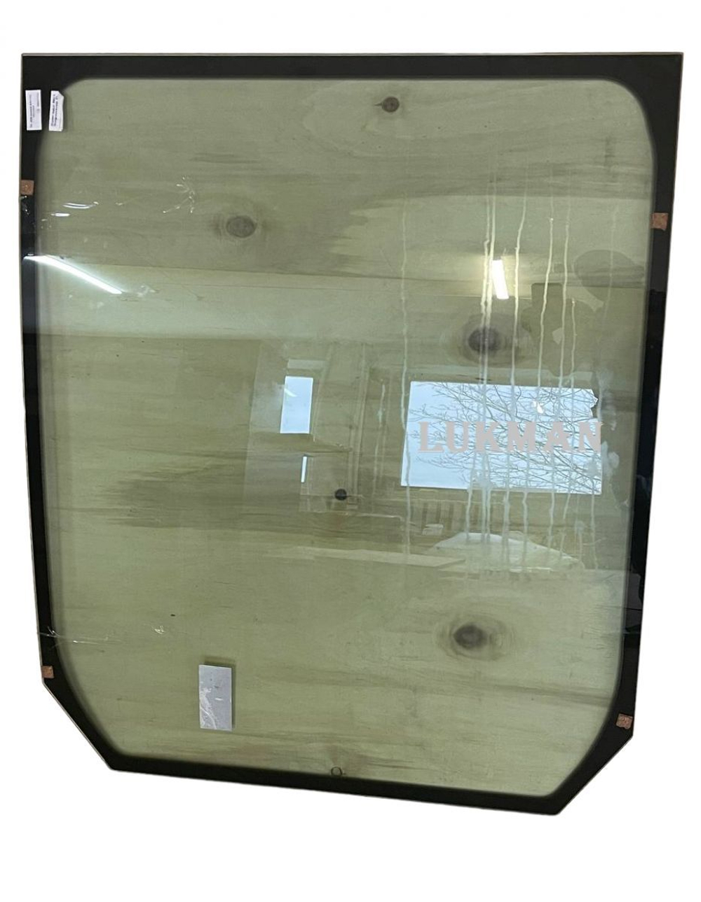 Стекло лобовое JCB 827/80225