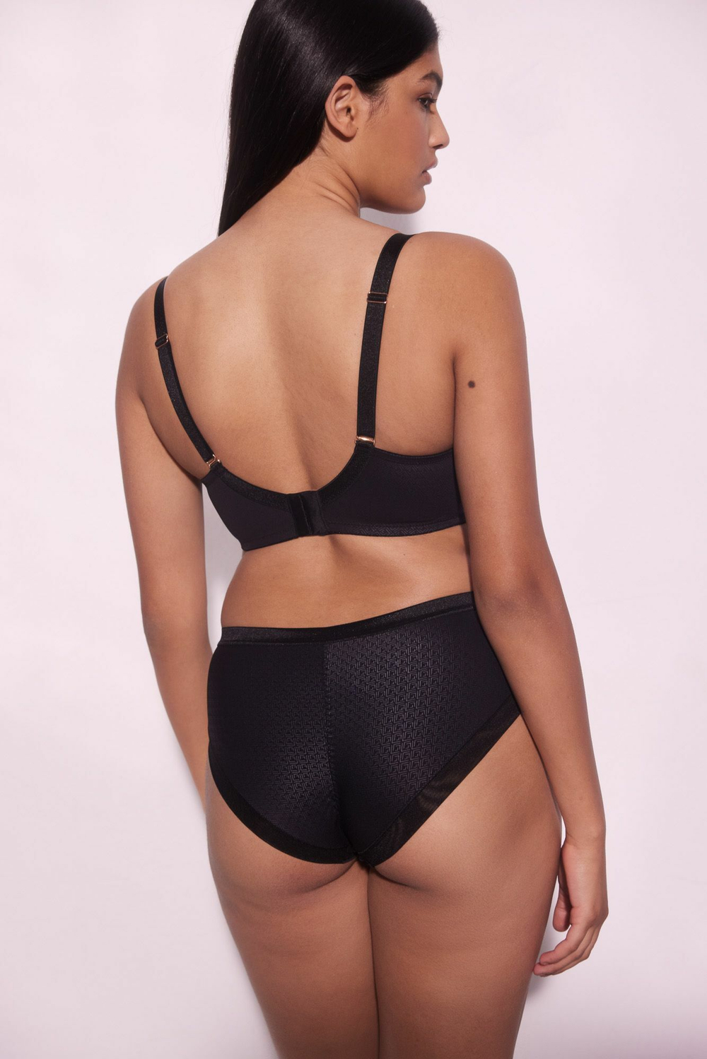 Черный бюстгальтер Diamante на косточках (Размер: 70G) (Цвет: черный)