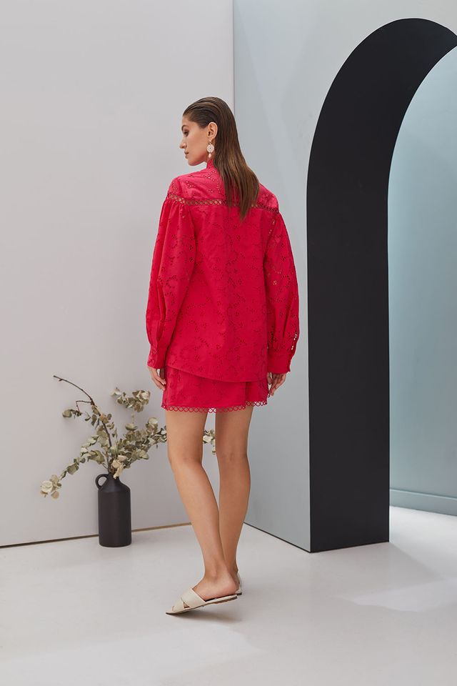 Яркая хлопковая рубашка с длинным рукавом