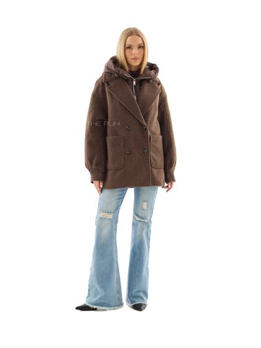 Шоколадное двубортное пальто с манишкой