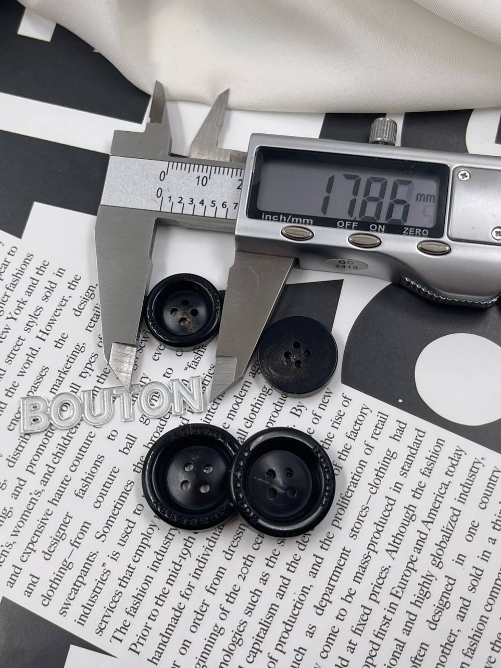 Пуговицы Барб. черные с прожилками и высокими бортиками