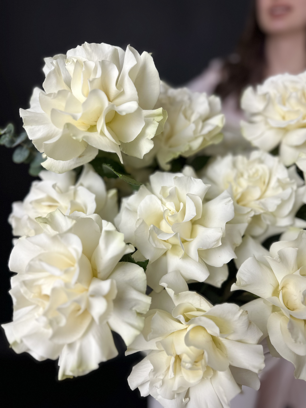 Букет из 25 белых французских роз в корзине