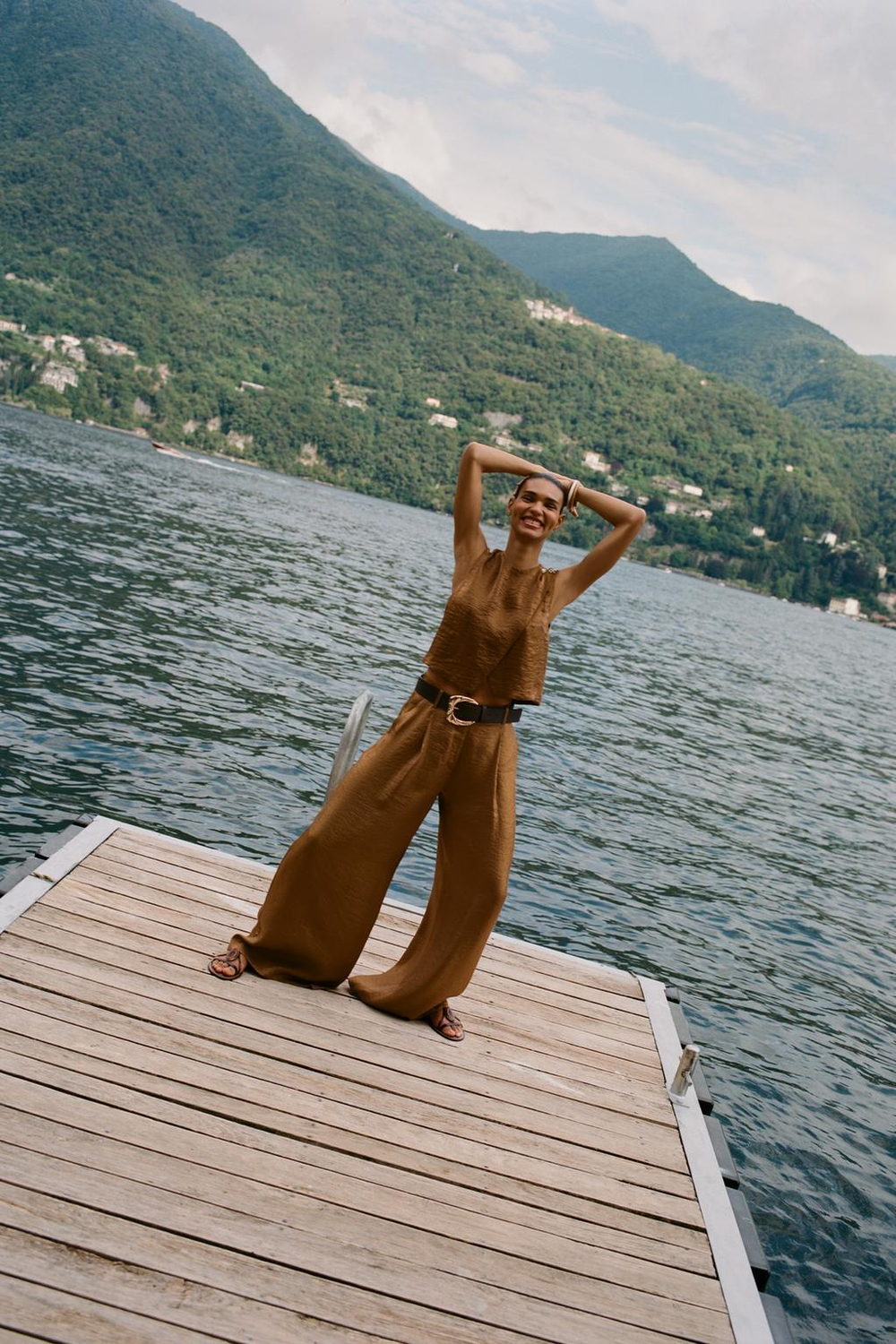 ZARA АТЛАСНЫЙ ТОП НА ЗАПÁХ, КАРАМЕЛЬНЫЙ