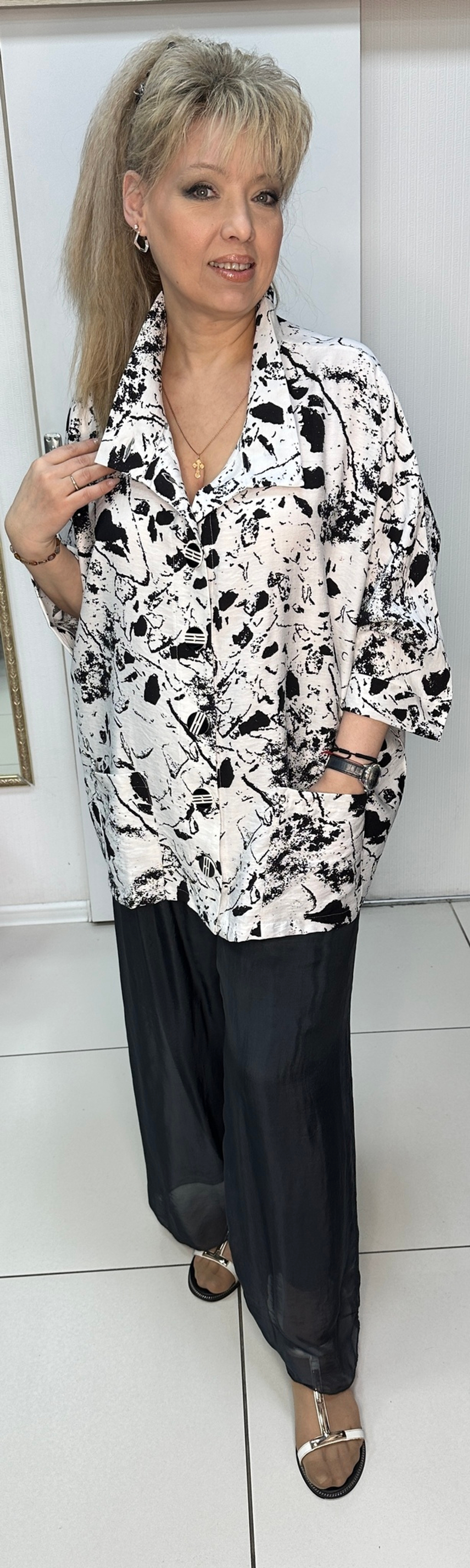 Жакет на пуговицах в черно-белом цвете