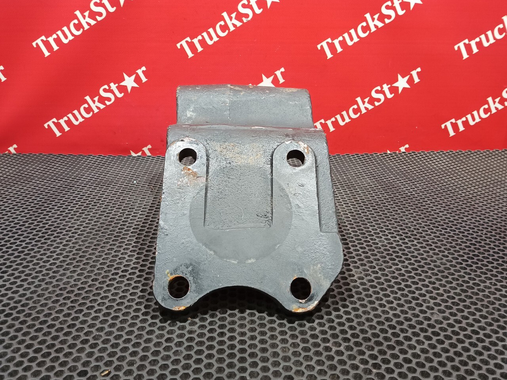 Кронштейн траверсы передней правый 2023г