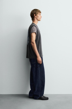 ZARA МАЙКА С ЭФФЕКТОМ ПОТЕРТОСТИ С ПРИНТОМ, АНТРАЦИТОВО-СЕРЫЙ