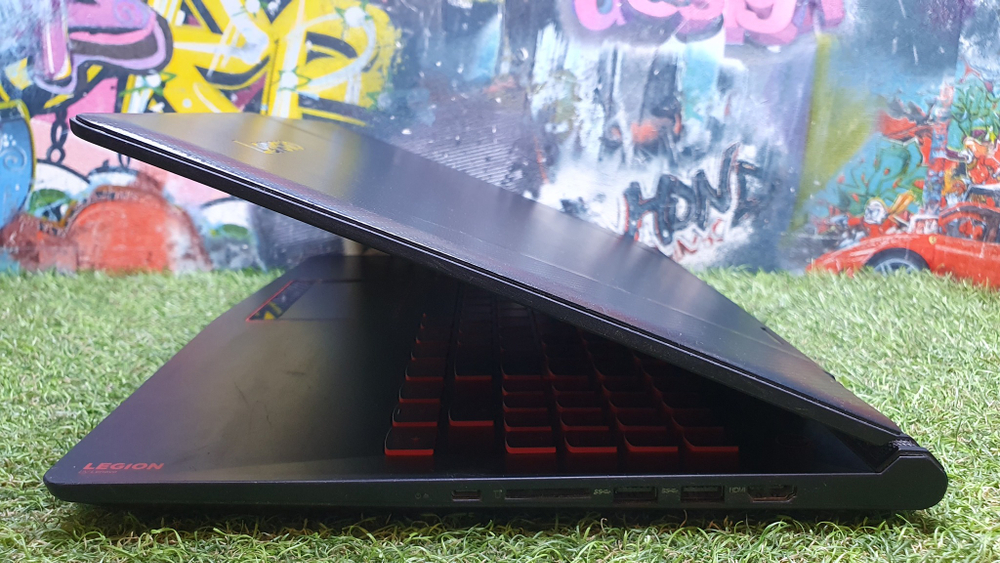 Ноутбук Lenovo i7-7/8Gb/RX560M 4Gb/FHD