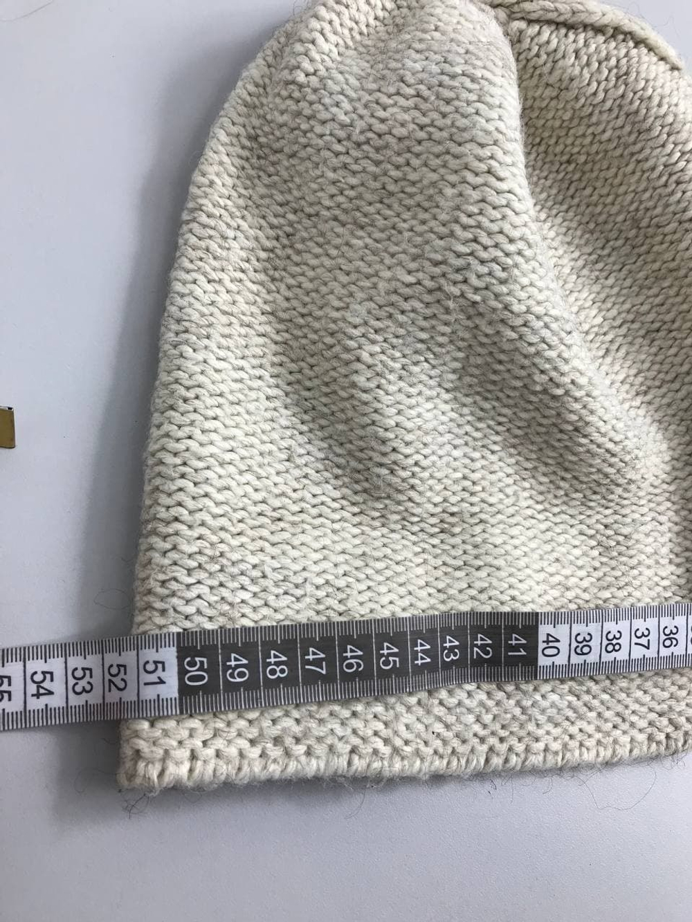 Шапка светлого оттенка