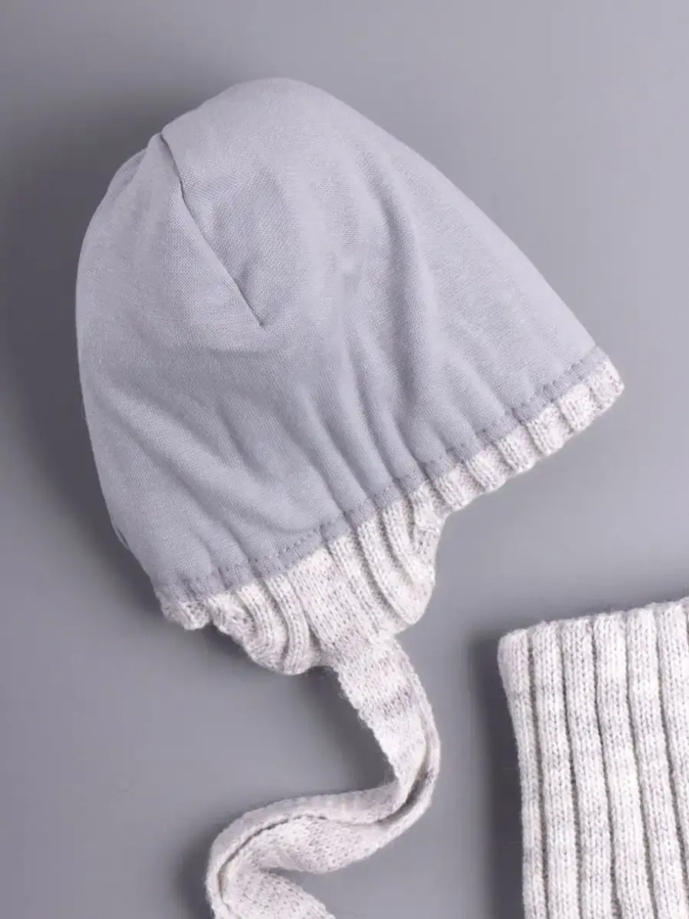 Шапка осенняя детская на завязках и снуд