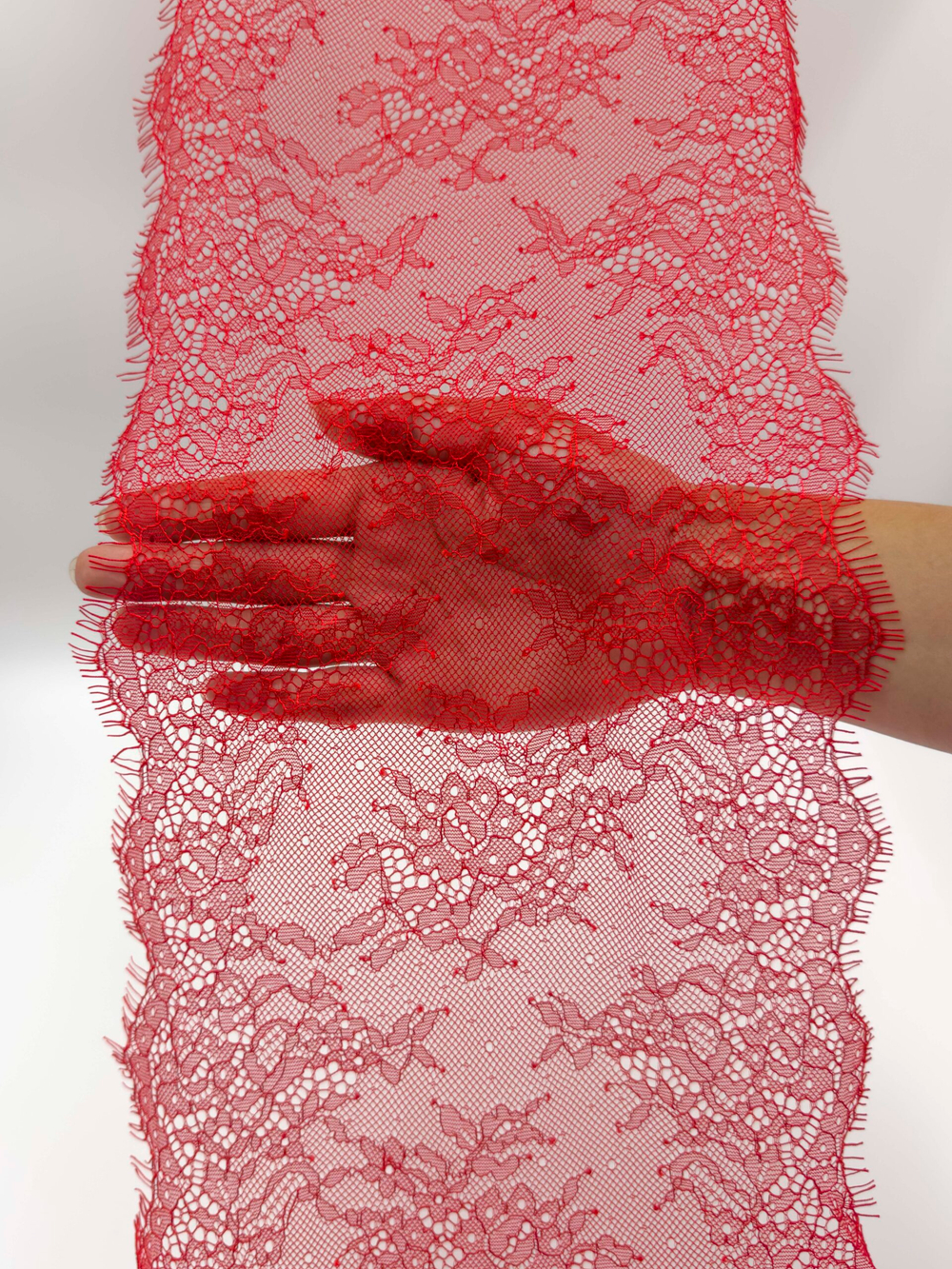 Кружево шантильи алое неэластичное ширина 22 см купон 2.9 м