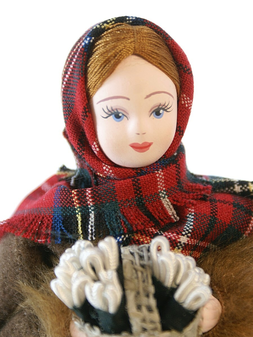 Кукла фарфоровая Девочка с корзиной подснежников