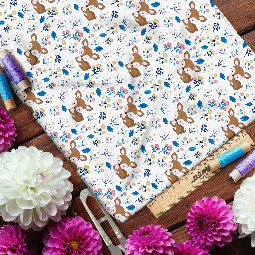 Ткань поплин маленькие оленята в траве на белом фоне