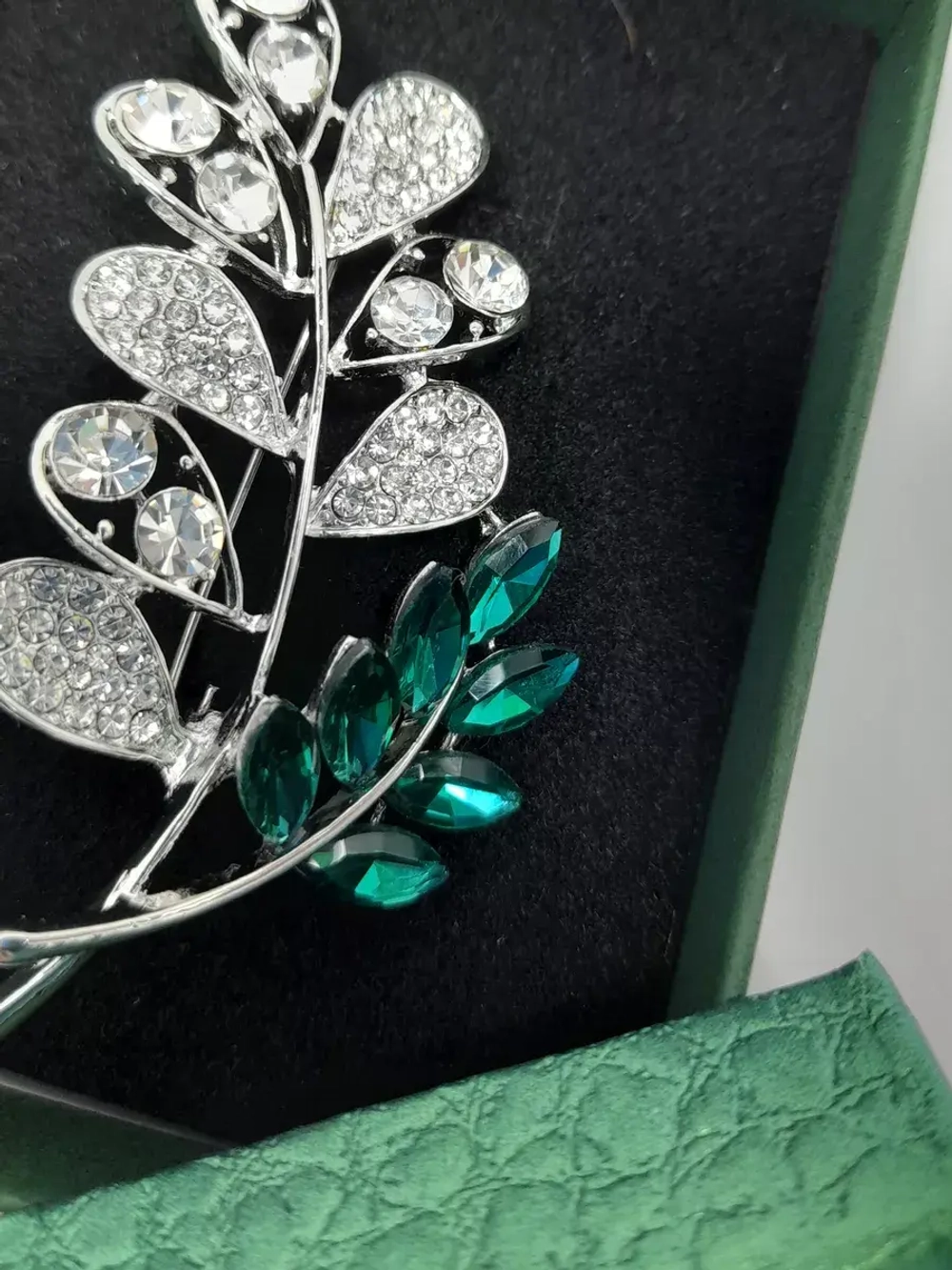 Брошь "Ветка с зелёными стразами"